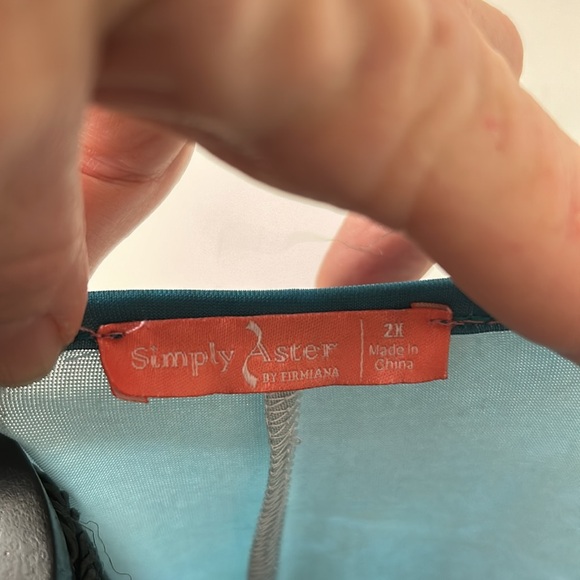 NWOT Two piece summer fun. Tunic with matching capri. Perfect condition. 1X - Picture 6 of 11